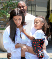 PEOPLE - Familie in weiss: Kim Kardashian mit Kanye und North West