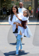 PEOPLE - Familie in weiss: Kim Kardashian mit Kanye und North West
