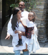 PEOPLE - Familie in weiss: Kim Kardashian mit Kanye und North West