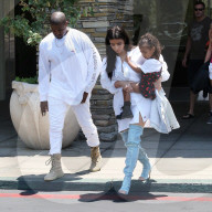 PEOPLE - Familie in weiss: Kim Kardashian mit Kanye und North West