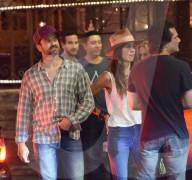 PEOPLE - Gerard Butler und Morgan Brown vor einer Bar in LA