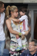 PEOPLE - Shakira fiebert mit Klein Milan beim Fussballmatch mit