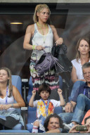 PEOPLE - Shakira fiebert mit Klein Milan beim Fussballmatch mit