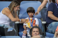 PEOPLE - Shakira fiebert mit Klein Milan beim Fussballmatch mit