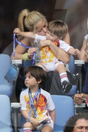 PEOPLE - Shakira fiebert mit Klein Milan beim Fussballmatch mit