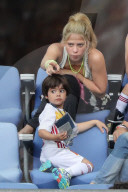 PEOPLE - Shakira fiebert mit Klein Milan beim Fussballmatch mit