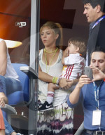 PEOPLE - Shakira fiebert mit Klein Milan beim Fussballmatch mit