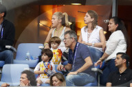 PEOPLE - Shakira fiebert mit Klein Milan beim Fussballmatch mit