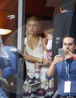 PEOPLE - Shakira fiebert mit Klein Milan beim Fussballmatch mit