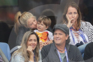 PEOPLE - Shakira fiebert mit Klein Milan beim Fussballmatch mit