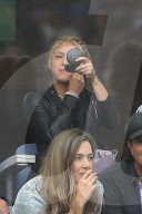 PEOPLE - Shakira fiebert mit Klein Milan beim Fussballmatch mit