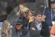 PEOPLE - Shakira fiebert mit Klein Milan beim Fussballmatch mit