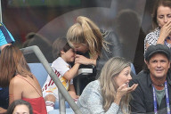 PEOPLE - Shakira fiebert mit Klein Milan beim Fussballmatch mit