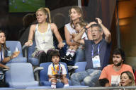 PEOPLE - Shakira fiebert mit Klein Milan beim Fussballmatch mit