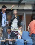 PEOPLE - Shakira fiebert mit Klein Milan beim Fussballmatch mit