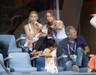 PEOPLE - Shakira fiebert mit Klein Milan beim Fussballmatch mit