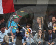 PEOPLE - Shakira fiebert mit Klein Milan beim Fussballmatch mit