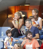 PEOPLE - Shakira fiebert mit Klein Milan beim Fussballmatch mit