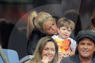 PEOPLE - Shakira fiebert mit Klein Milan beim Fussballmatch mit