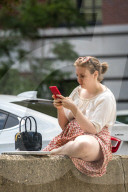 PEOPLE - Lena Dunham kann nicht ohne ihr iPhone