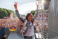 PEOPLE - Jürgen Drews performt an der Fanmeile in Berlin