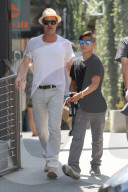 PEOPLE - Brad Pitt geht auf einen Burger mit Pax