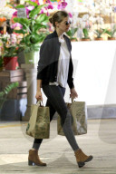 PEOPLE - Rosie Huntington-Whiteley lässt sich die Einkäufe tragen