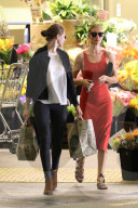 PEOPLE - Rosie Huntington-Whiteley lässt sich die Einkäufe tragen