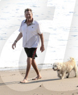 PEOPLE - Ryan O'Neal macht einen Strandspaziergang mit seinem Hund