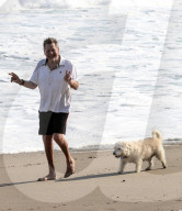 PEOPLE - Ryan O'Neal macht einen Strandspaziergang mit seinem Hund