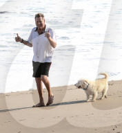 PEOPLE - Ryan O'Neal macht einen Strandspaziergang mit seinem Hund