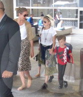 PEOPLE - Cameron Diaz landet mit Nicole Richie und ihrer Familie in Los Angeles