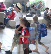 PEOPLE - Cameron Diaz landet mit Nicole Richie und ihrer Familie in Los Angeles