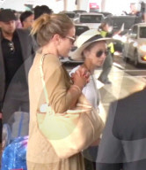 PEOPLE - Cameron Diaz landet mit Nicole Richie und ihrer Familie in Los Angeles
