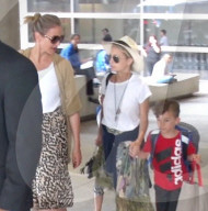 PEOPLE - Cameron Diaz landet mit Nicole Richie und ihrer Familie in Los Angeles