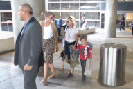 PEOPLE - Cameron Diaz landet mit Nicole Richie und ihrer Familie in Los Angeles