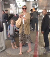 PEOPLE - Cameron Diaz landet mit Nicole Richie und ihrer Familie in Los Angeles
