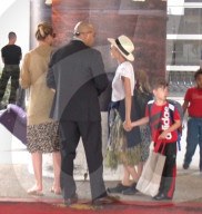 PEOPLE - Cameron Diaz landet mit Nicole Richie und ihrer Familie in Los Angeles