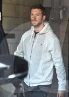 PEOPLE - Calvin Harris crasht die Tür seines Range Rover