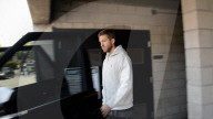 PEOPLE - Calvin Harris crasht die Tür seines Range Rover