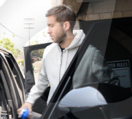 PEOPLE - Calvin Harris crasht die Tür seines Range Rover
