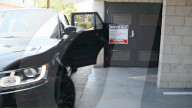 PEOPLE - Calvin Harris crasht die Tür seines Range Rover