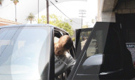 PEOPLE - Calvin Harris crasht die Tür seines Range Rover
