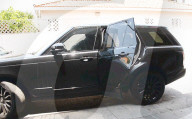PEOPLE - Calvin Harris crasht die Tür seines Range Rover