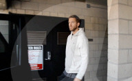PEOPLE - Calvin Harris crasht die Tür seines Range Rover