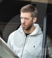 PEOPLE - Calvin Harris crasht die Tür seines Range Rover