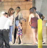 PEOPLE - Birthday-Chick: Khloe Kardashian verabschiedet sich von ihren Gästen