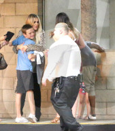 PEOPLE - Birthday-Chick: Khloe Kardashian verabschiedet sich von ihren Gästen