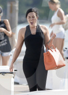 PEOPLE - Demi Lovato gut gelaunt in Miami unterwegs