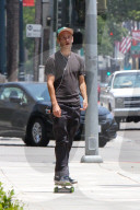 PEOPLE -  Hopper Penn unterwegs mit seinem Skateboard